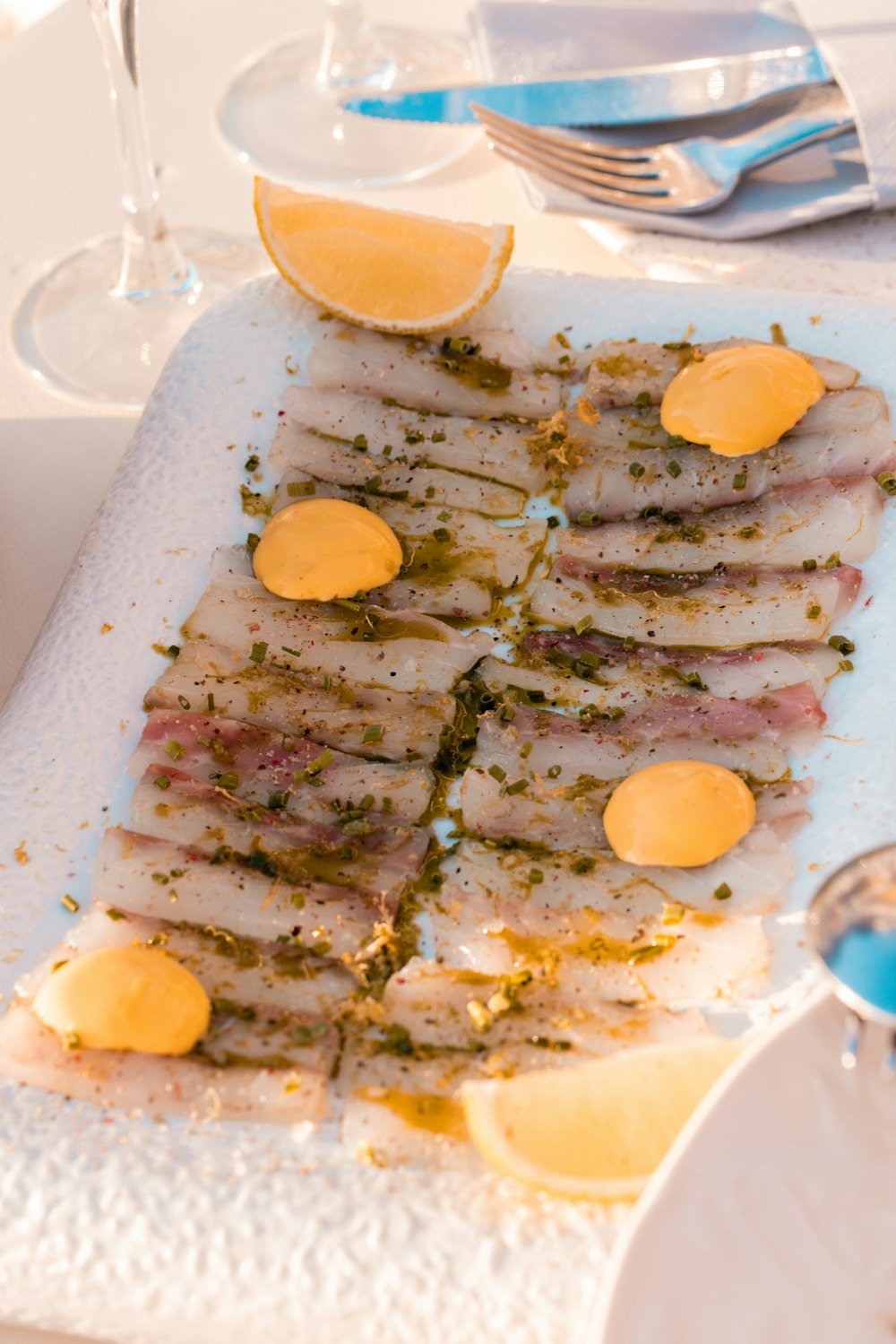 Carpaccio di pesce crudo con agrumi
